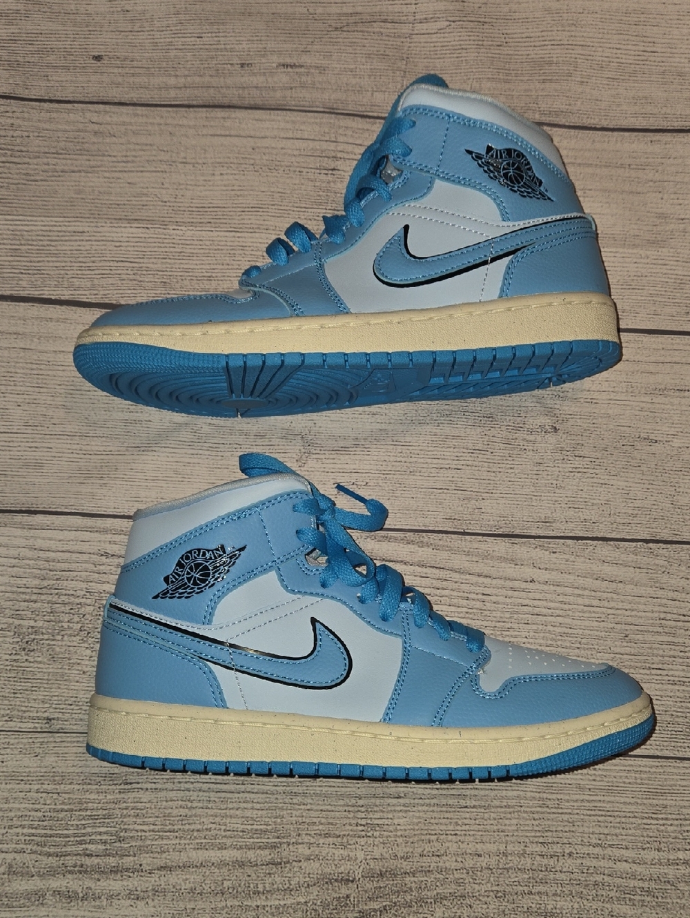 Air Jordan Women's 1 Mid SE Sneakers Ice Blue Size 8.5 - Picture 2 of 8
